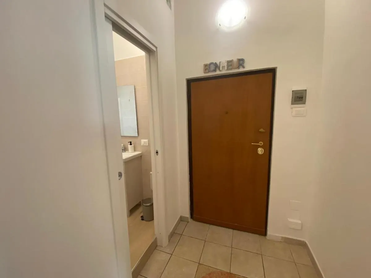 Newhouse Class 2 Bari Apartment